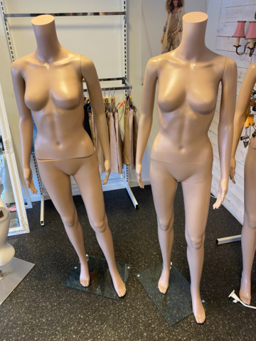1121619-2 5 Mannequins