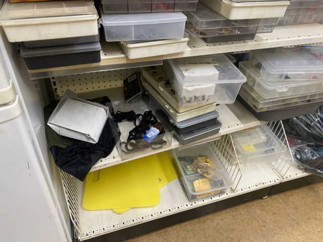 1122823-6 Lot of fishing equipment and accessories