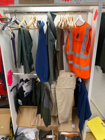 1122823-9 Lot of fishing equipment and accessories