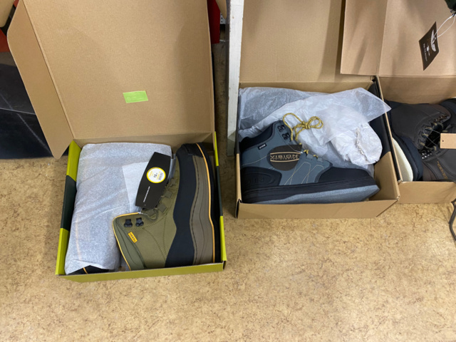 1122823-11 Lot of fishing equipment and accessories