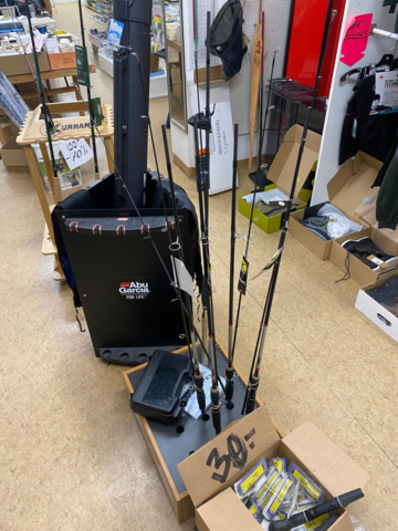 1122823-15 Lot of fishing equipment and accessories