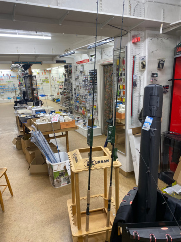 1122823-16 Lot of fishing equipment and accessories