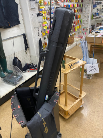 1122823-17 Lot of fishing equipment and accessories