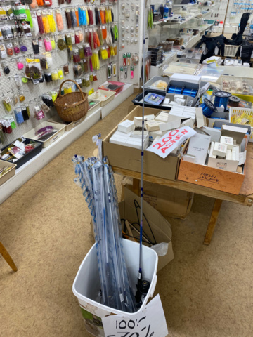 1122823-18 Lot of fishing equipment and accessories