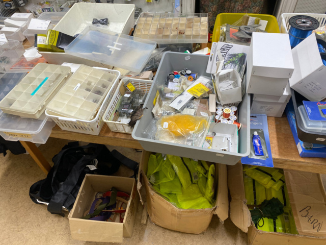 1122823-21 Lot of fishing equipment and accessories