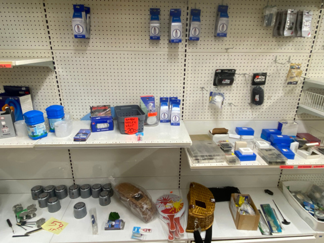 1122823-30 Lot of fishing equipment and accessories