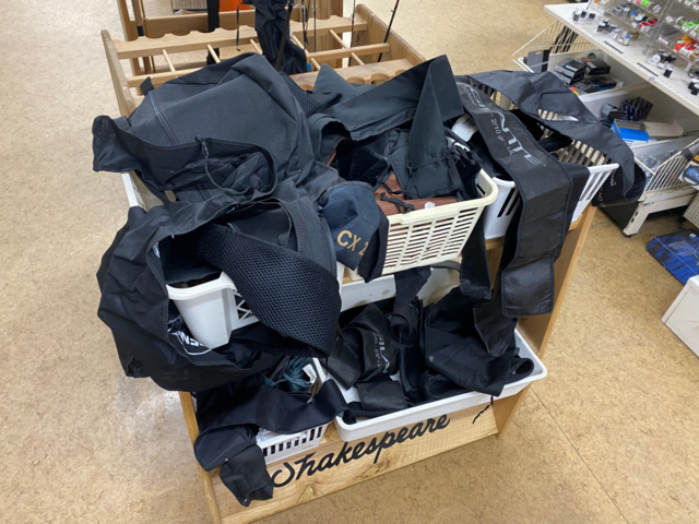 1122823-31 Lot of fishing equipment and accessories