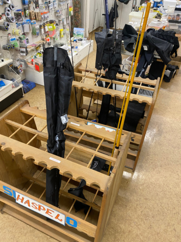 1122823-33 Lot of fishing equipment and accessories