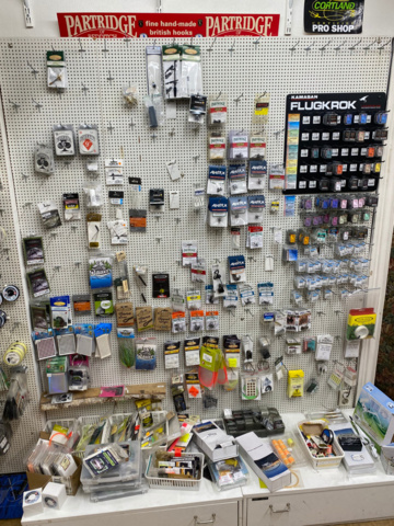 1122823-34 Lot of fishing equipment and accessories