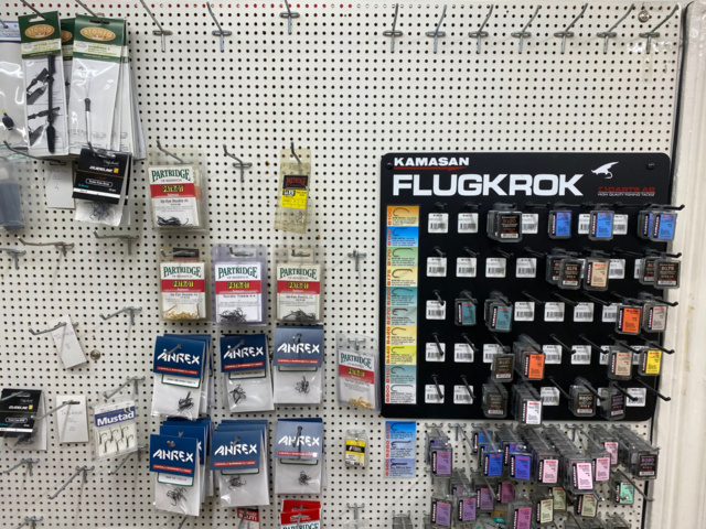 1122823-35 Lot of fishing equipment and accessories