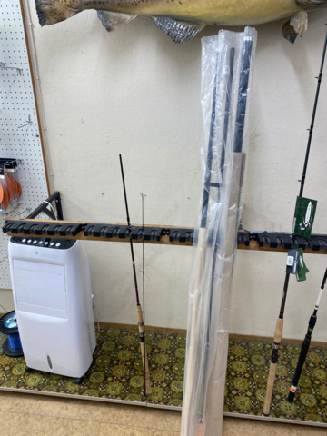 1122823-53 Lot of fishing equipment and accessories