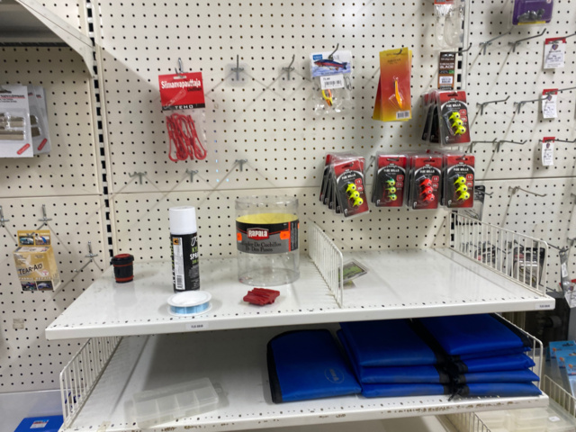 1122823-58 Lot of fishing equipment and accessories