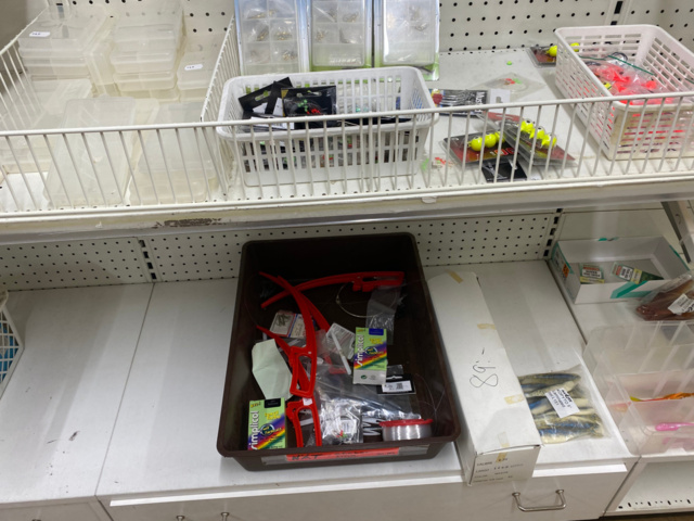 1122823-60 Lot of fishing equipment and accessories