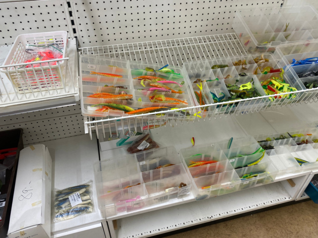 1122823-61 Lot of fishing equipment and accessories