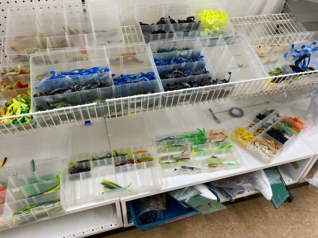 1122823-62 Lot of fishing equipment and accessories