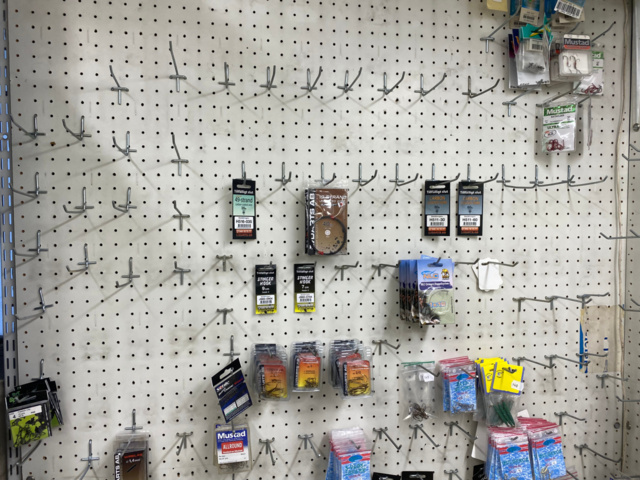 1122823-68 Lot of fishing equipment and accessories