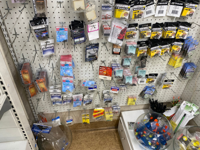 1122823-69 Lot of fishing equipment and accessories