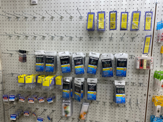 1122823-70 Lot of fishing equipment and accessories