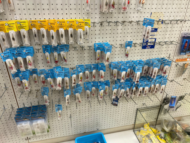 1122823-73 Lot of fishing equipment and accessories