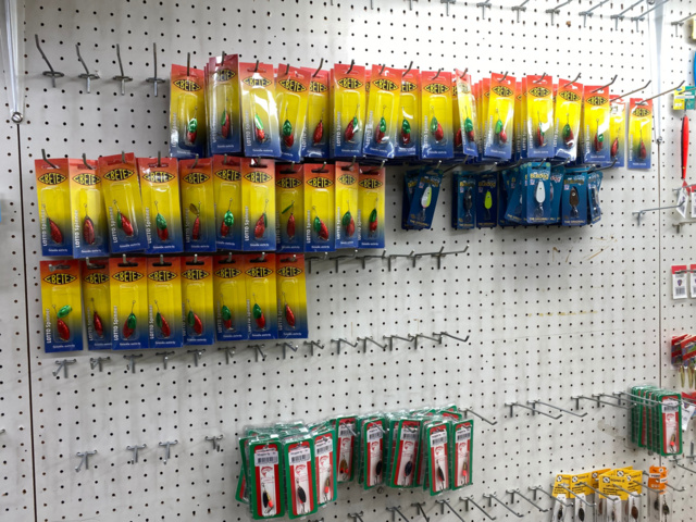 1122823-75 Lot of fishing equipment and accessories