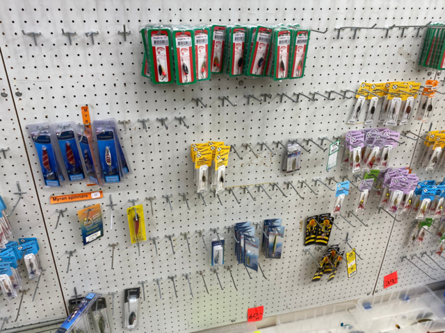 1122823-76 Lot of fishing equipment and accessories