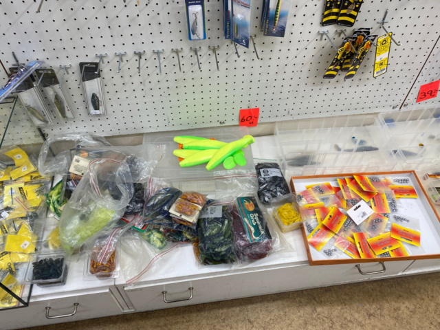 1122823-77 Lot of fishing equipment and accessories