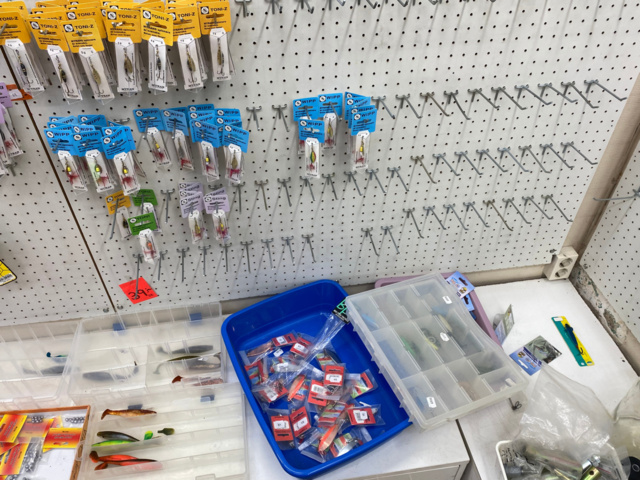 1122823-79 Lot of fishing equipment and accessories