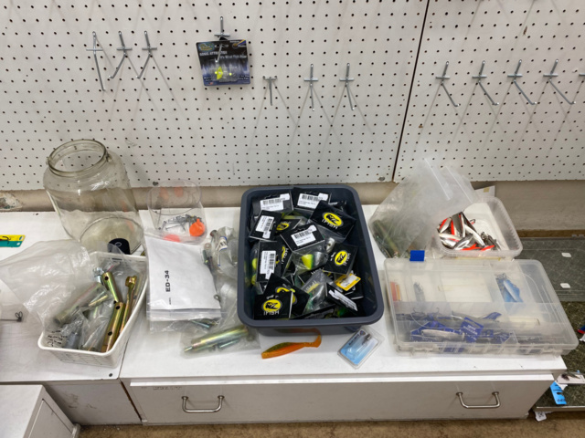 1122823-81 Lot of fishing equipment and accessories