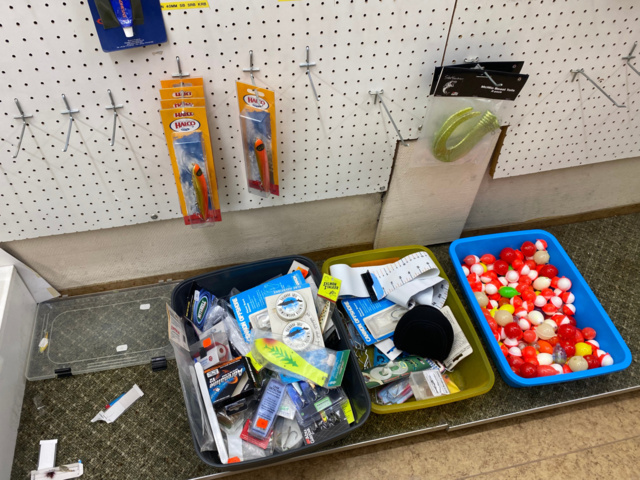 1122823-83 Lot of fishing equipment and accessories