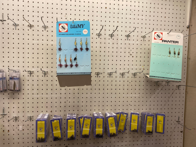 1122823-84 Lot of fishing equipment and accessories