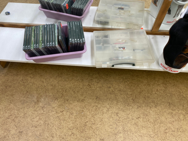 1122823-90 Lot of fishing equipment and accessories