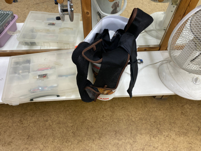 1122823-91 Lot of fishing equipment and accessories