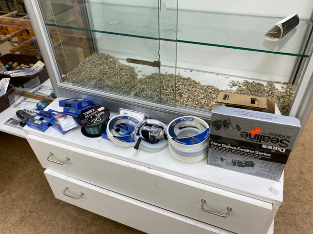 1122823-95 Lot of fishing equipment and accessories