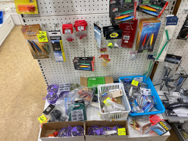 1122823-98 Lot of fishing equipment and accessories