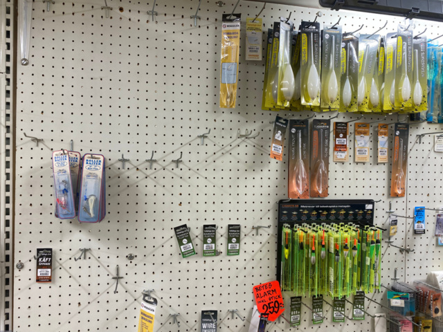 1122823-99 Lot of fishing equipment and accessories