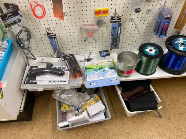 1122823-101 Lot of fishing equipment and accessories