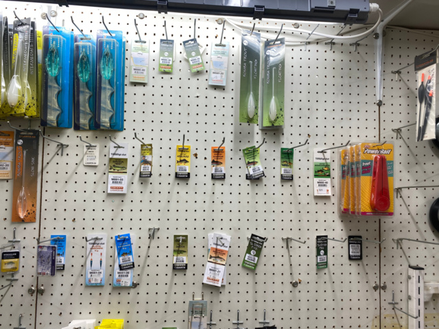 1122823-102 Lot of fishing equipment and accessories