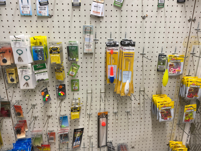 1122823-103 Lot of fishing equipment and accessories