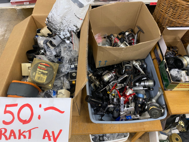 1122823-117 Lot of fishing equipment and accessories