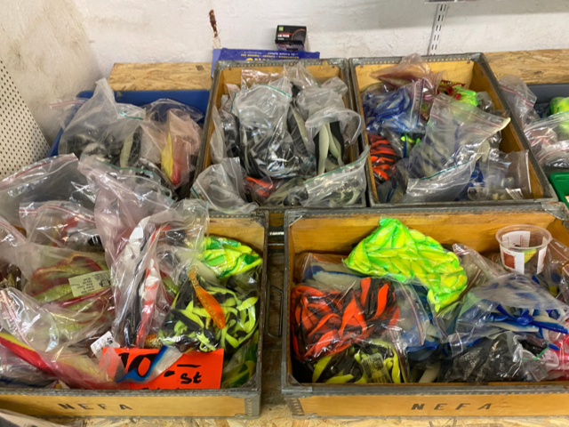 1122823-122 Lot of fishing equipment and accessories