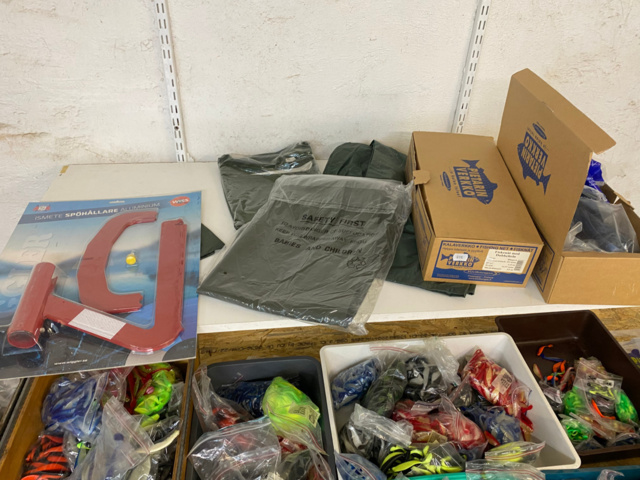 1122823-124 Lot of fishing equipment and accessories