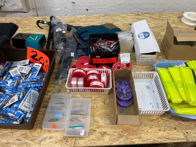 1122823-135 Lot of fishing equipment and accessories