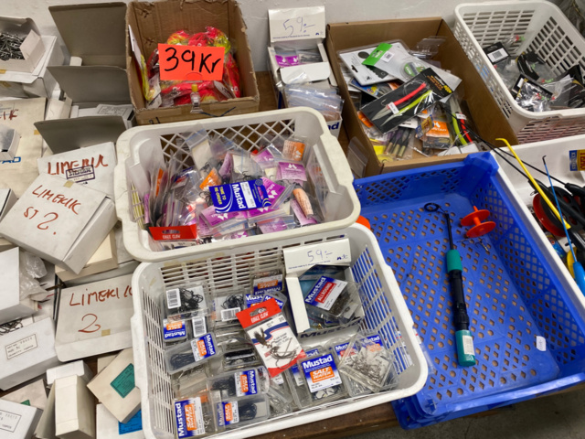 1122823-139 Lot of fishing equipment and accessories