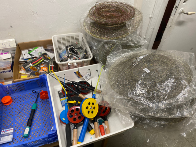 1122823-140 Lot of fishing equipment and accessories