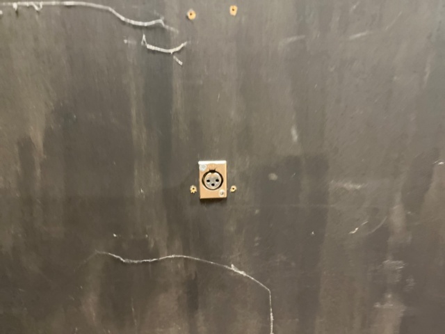 1067082-3 2st Större Högtalare cirka 600x400x128 mm