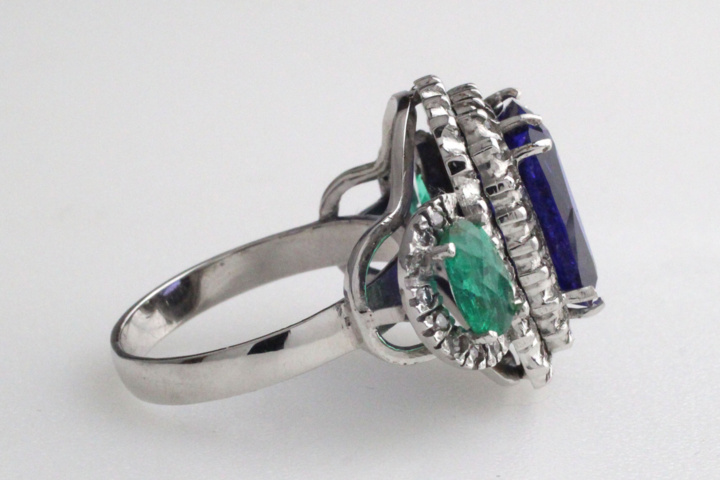 1123625-4 Ring 14K White Gold with Tanzanite, Emeralds and Diamonds