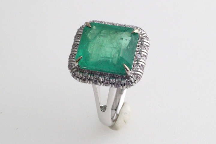 1123633-1 Ring 14K White Gold with Emerald and Diamonds