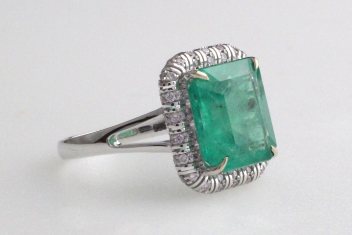 1123633-3 Ring 14K White Gold with Emerald and Diamonds