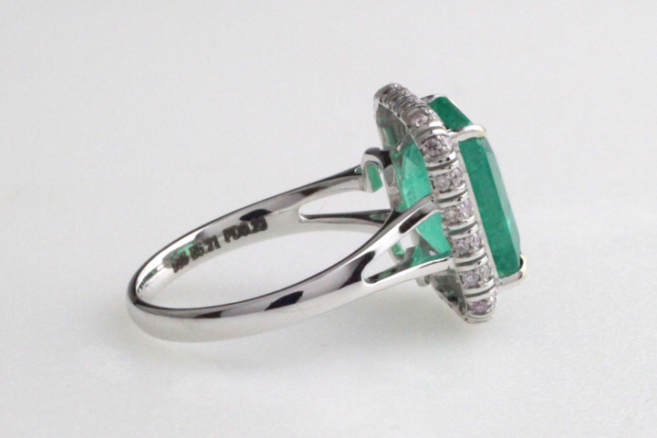 1123633-4 Ring 14K White Gold with Emerald and Diamonds