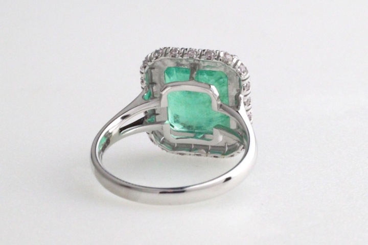 1123633-5 Ring 14K White Gold with Emerald and Diamonds